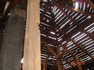 Prachtige dakconstructie van grenenhout in kazerne in Frankrijk